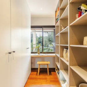 Le dressing sur mesure de la villa Fioraventi.