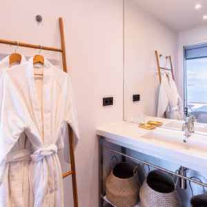Salle de bain avec vasque et vue mer.