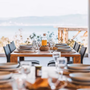 Deux tables à manger en bois décoré d'un petit déjeuner avec une vue mer saisissante.