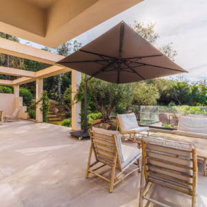 Grande terrasse équipé d'une table extérieur pour les repas ainsi que d'un parasol pour le soleil.