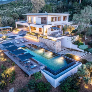 Magnifique vue d'ensemble de la villa Fioraventi avec une piscine en Corse dans la commune de Coti-Chiavari.